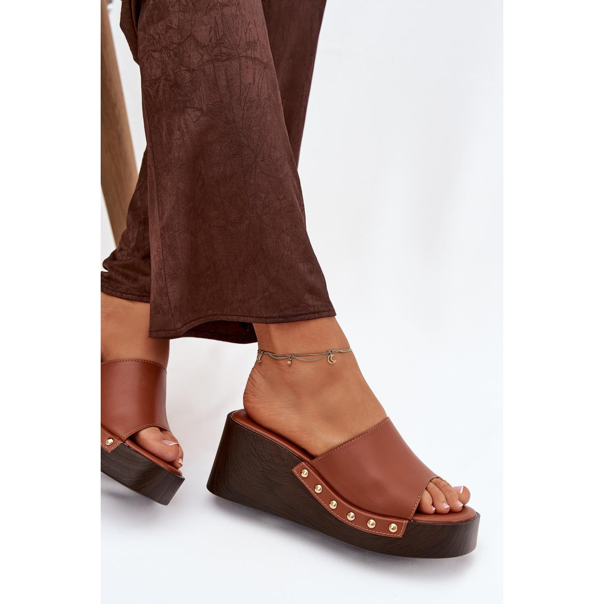 Dámske nazúvaky na platforme so zlatými sponami Camel Arionne - Odtiene hnedej a béžovej