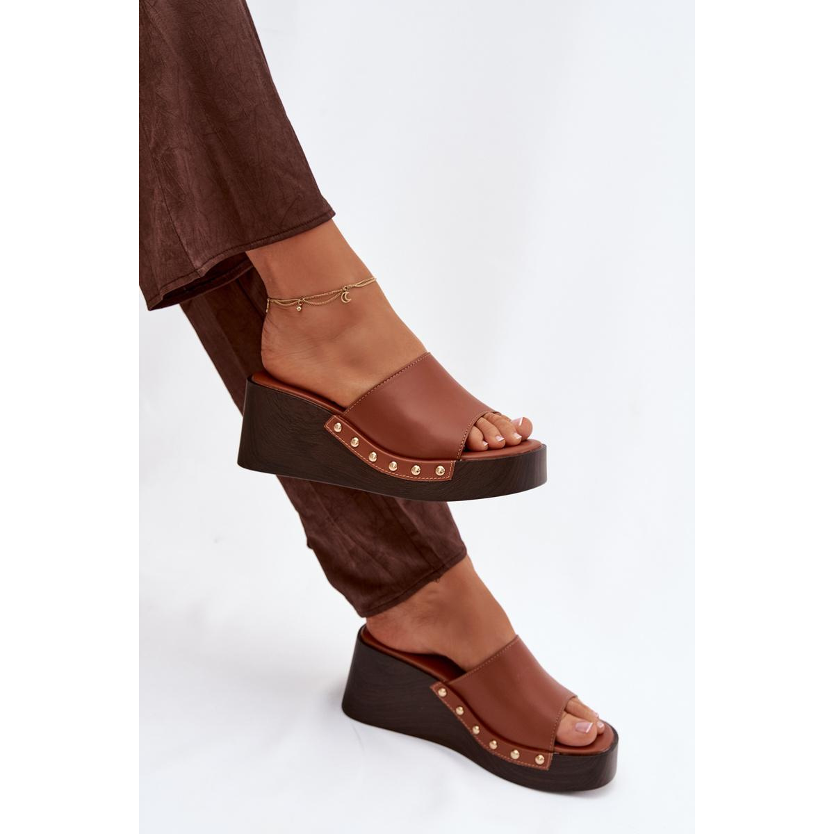 Dámske nazúvaky na platforme so zlatými sponami Camel Arionne - Odtiene hnedej a béžovej