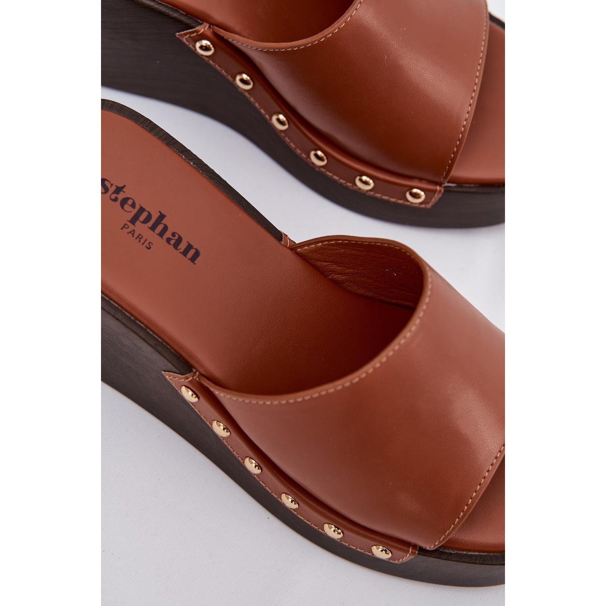 Dámske nazúvaky na platforme so zlatými sponami Camel Arionne - Odtiene hnedej a béžovej