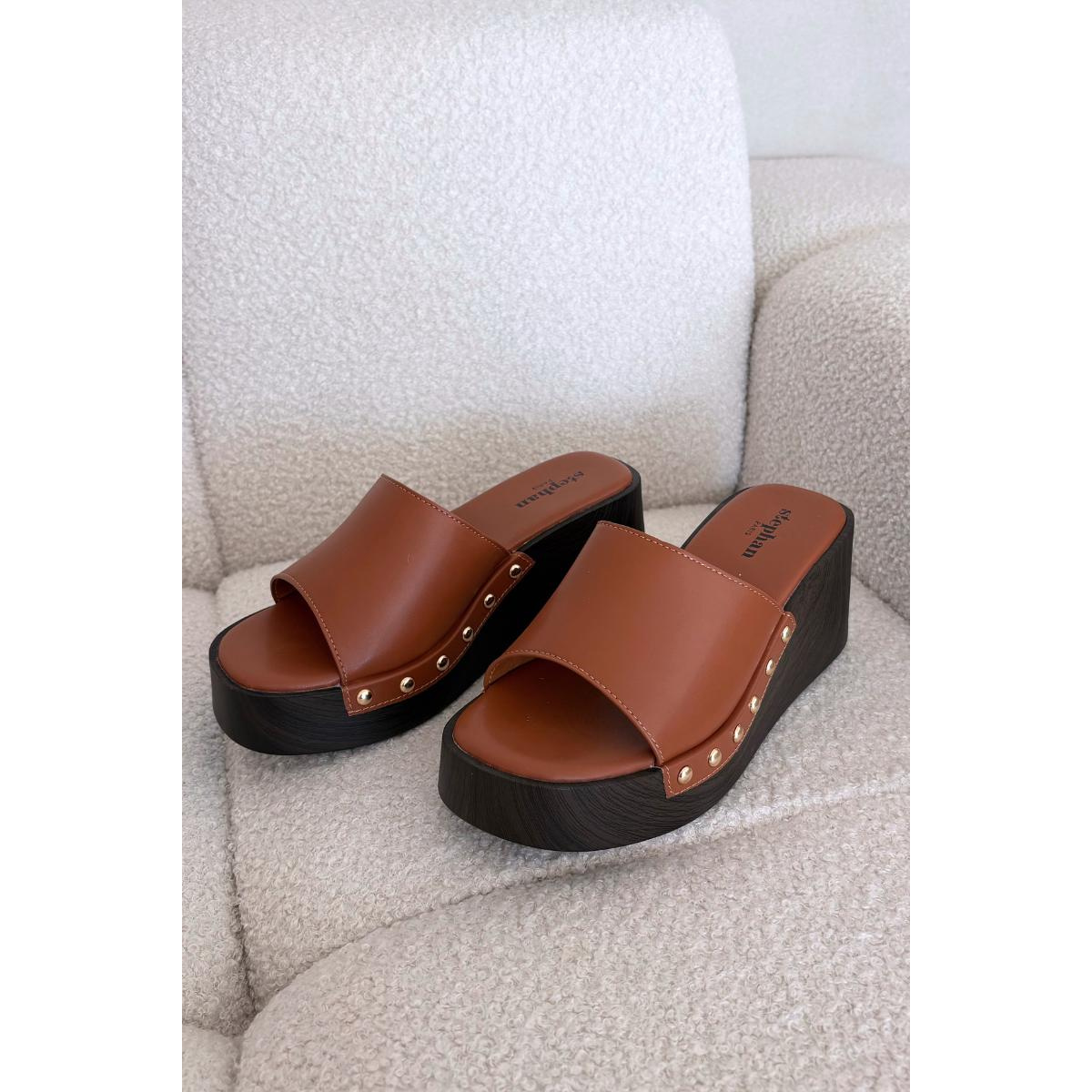 Dámske nazúvaky na platforme so zlatými sponami Camel Arionne - Odtiene hnedej a béžovej