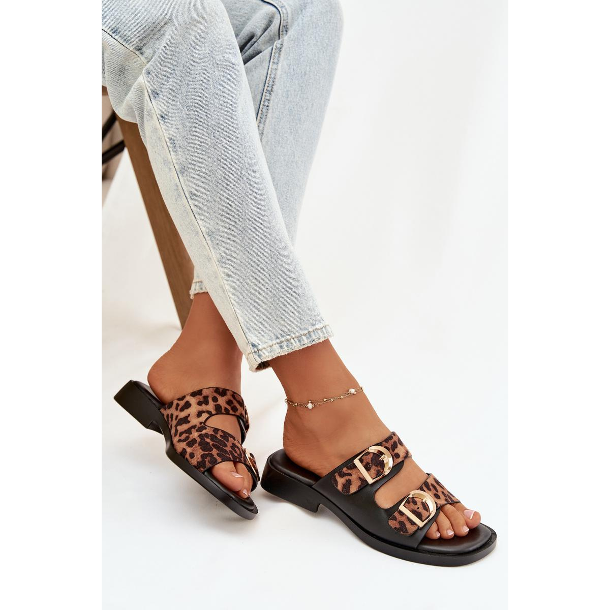 Dámske papuče so zlatými sponami Leopard Čierno-hnedé Danelle - Čierna || Odtiene hnedej a béžovej