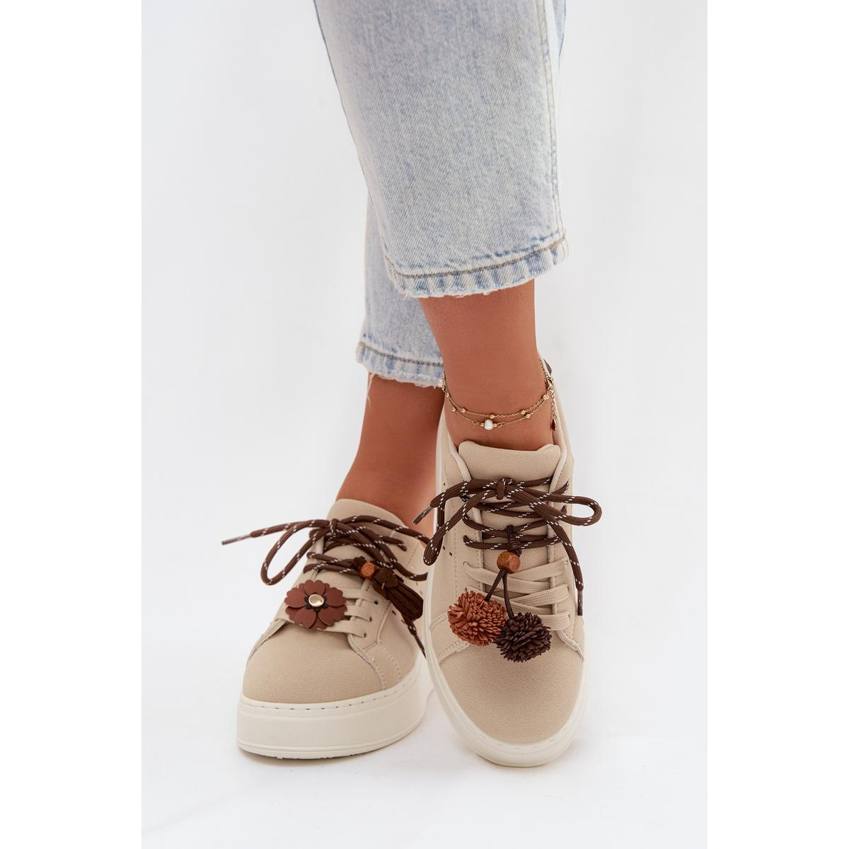 Dámske tenisky na platforme s ozdobnými pomponami béžové Corinna - Béžová