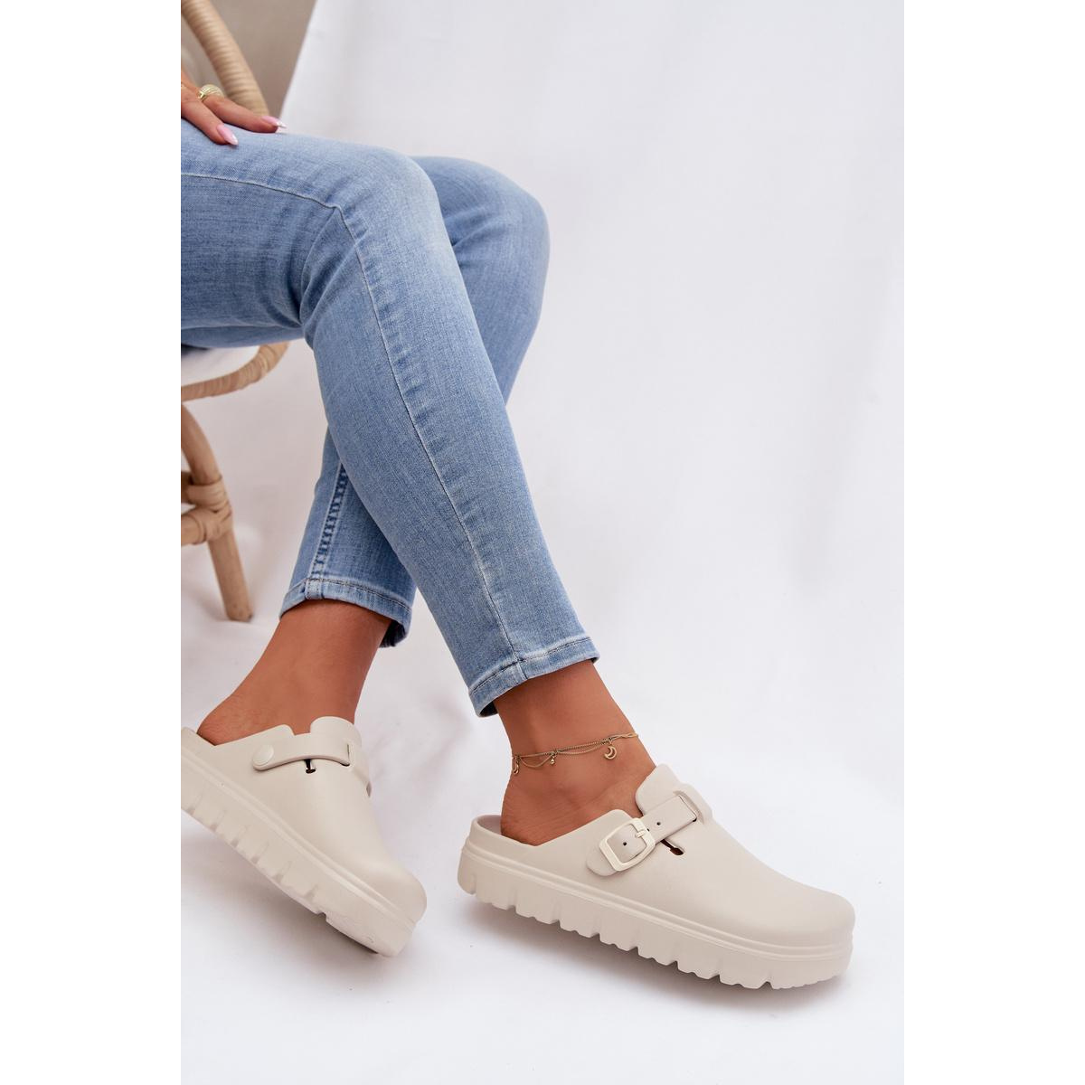 Dámske penové šľapky s remienkom a sponou béžové Larinie - Béžová
