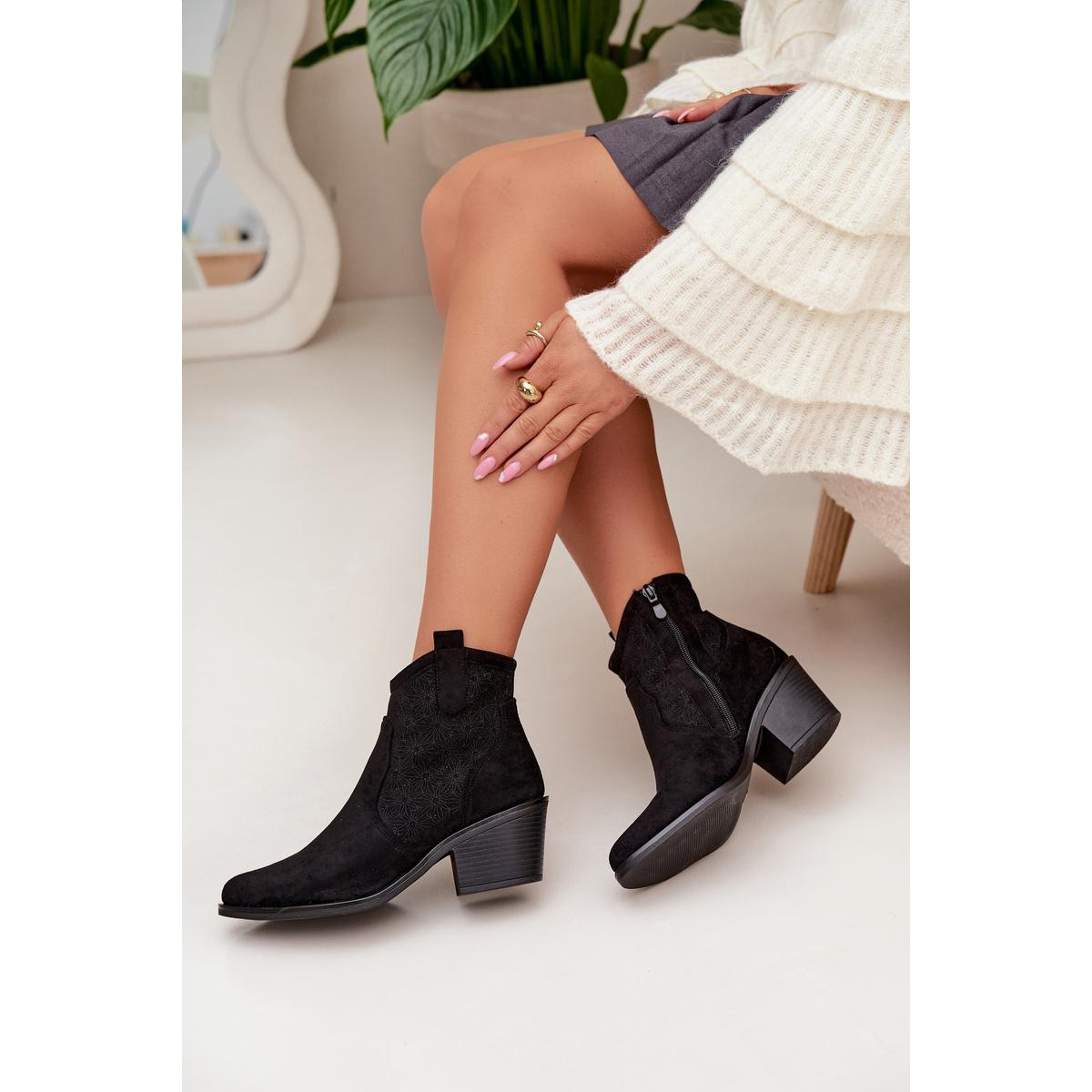 Dámske perforované členkové topánky na opätku S.Barski HY61-8013 Čierne - Čierna