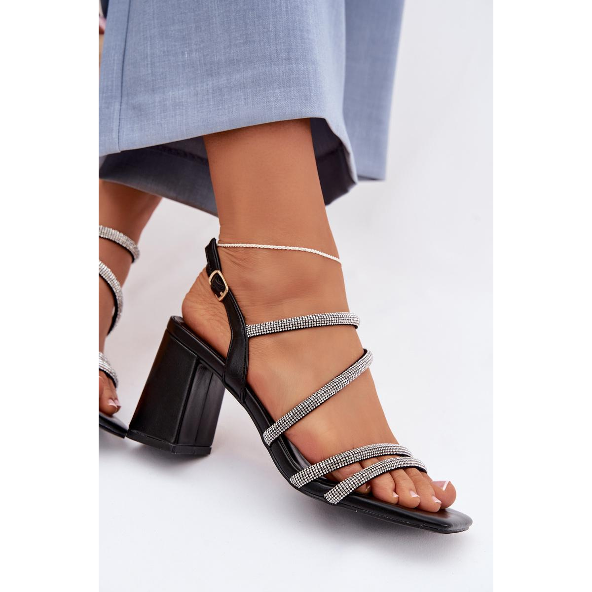 Čierne dámske sandále na podpätku s remienkami a krištáľmi Brelia - Čierna