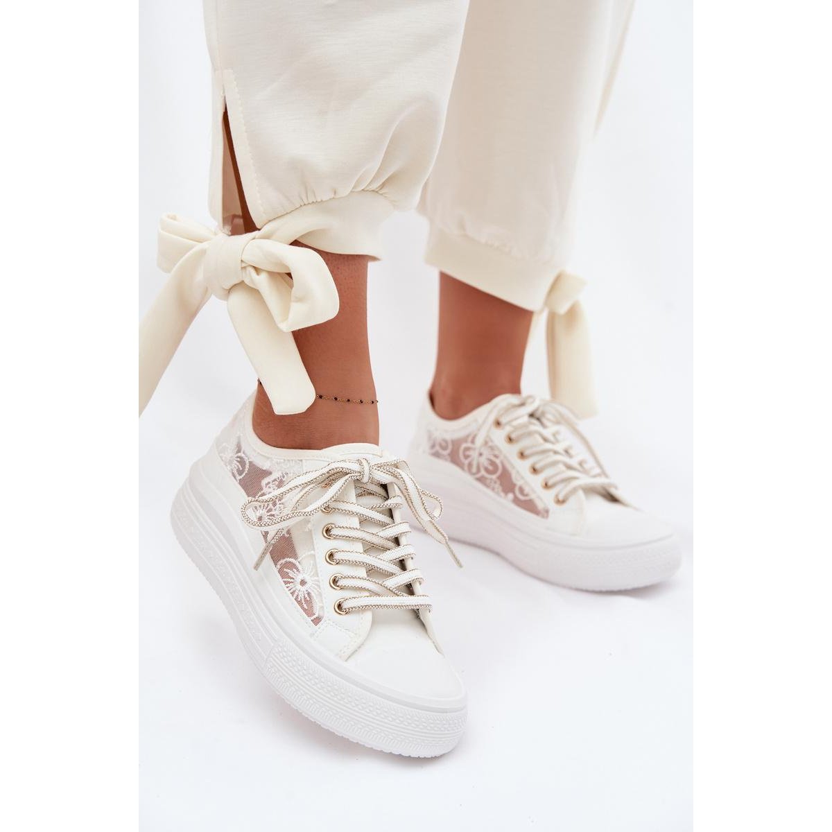Dámske tenisky s čipkou na platforme Lee Cooper LCW-26-44-4480 Biele - Biela
