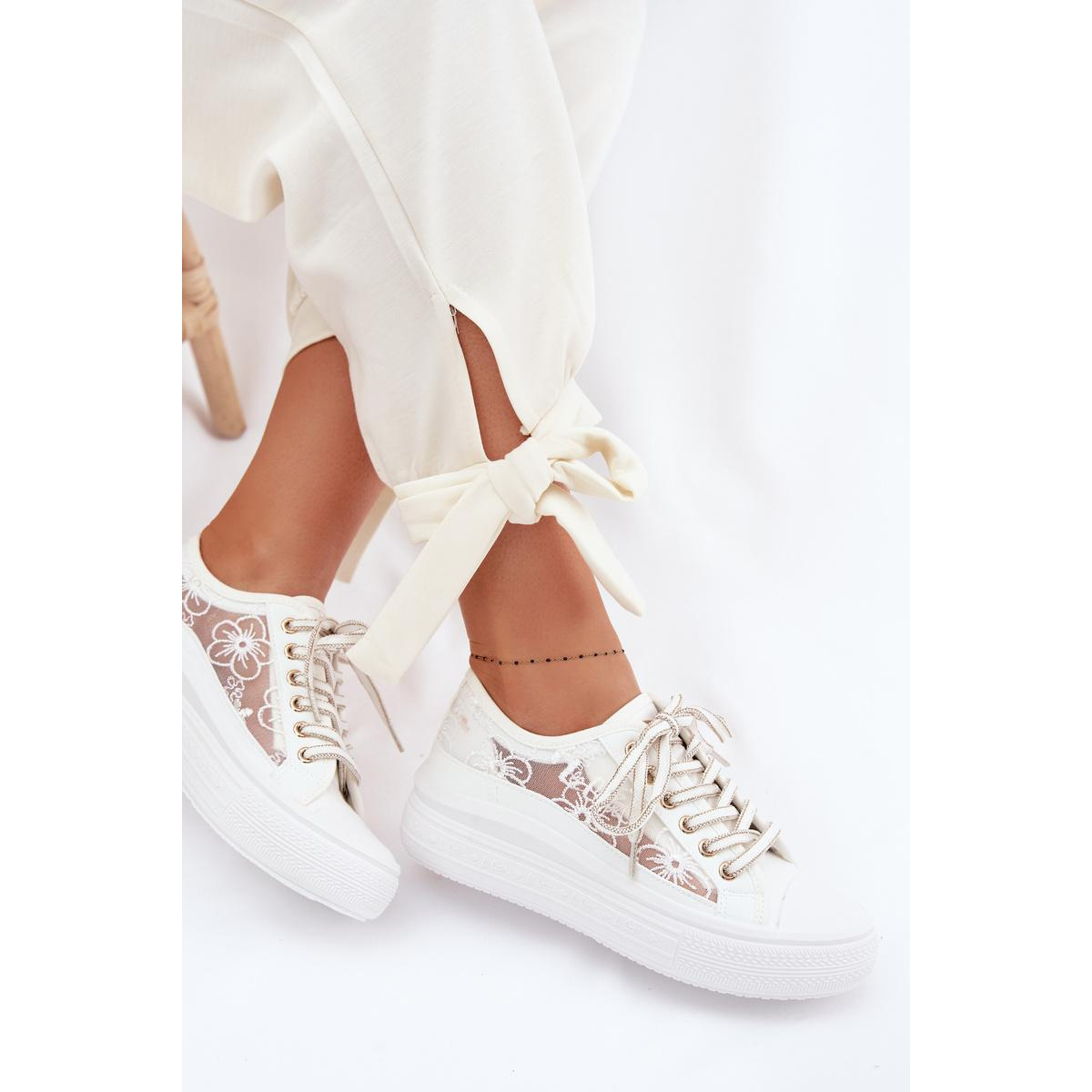 Dámske tenisky s čipkou na platforme Lee Cooper LCW-26-44-4480 Biele - Biela