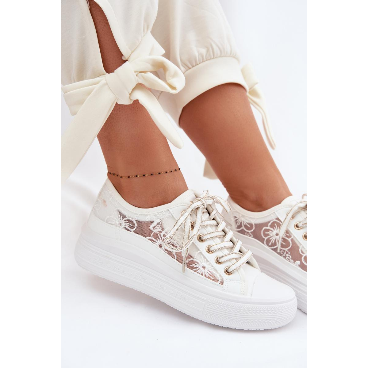 Dámske tenisky s čipkou na platforme Lee Cooper LCW-26-44-4480 Biele - Biela