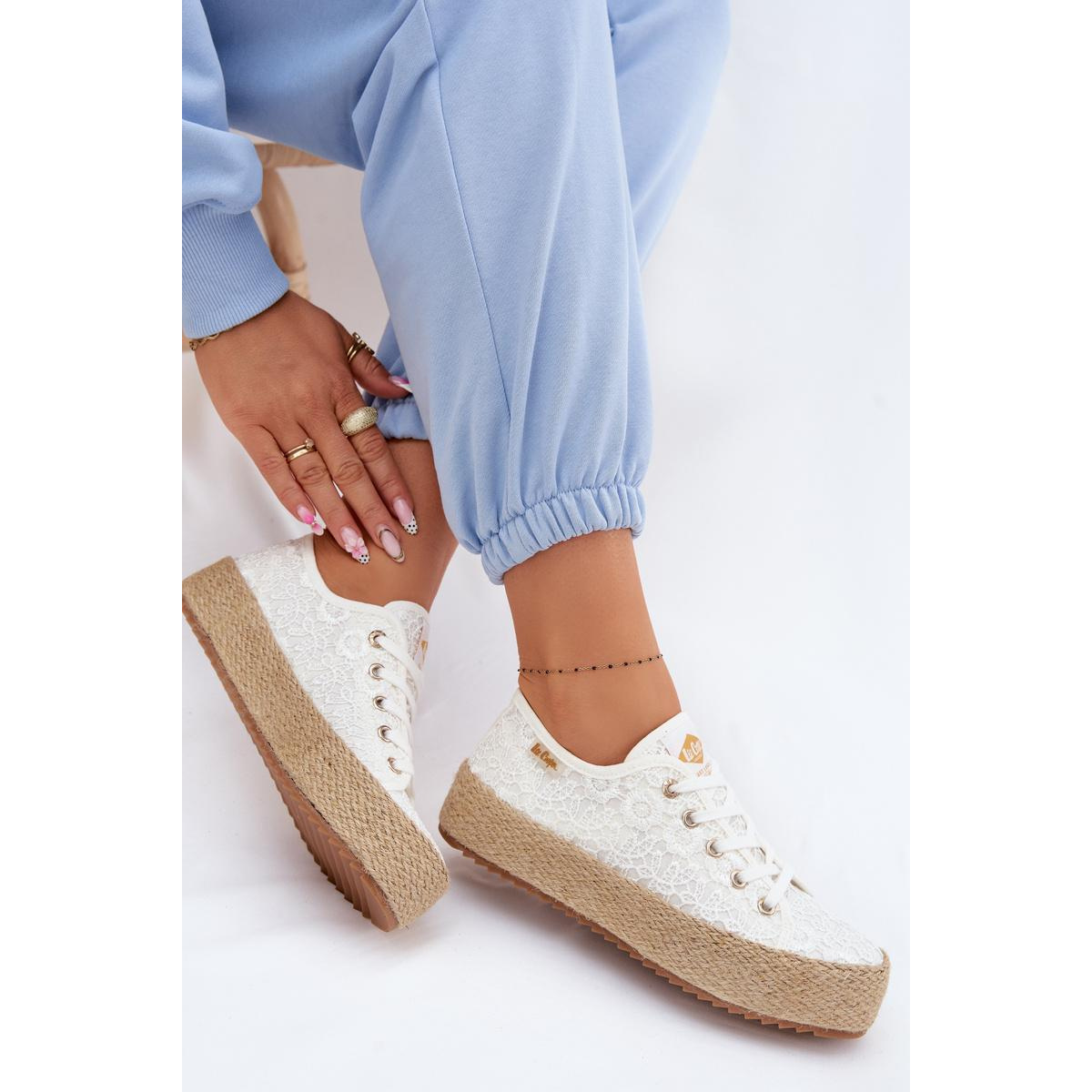 Čipkované tenisky Espadrilles na platforme Lee Cooper LCW-26-31-4326 Biele - Biela