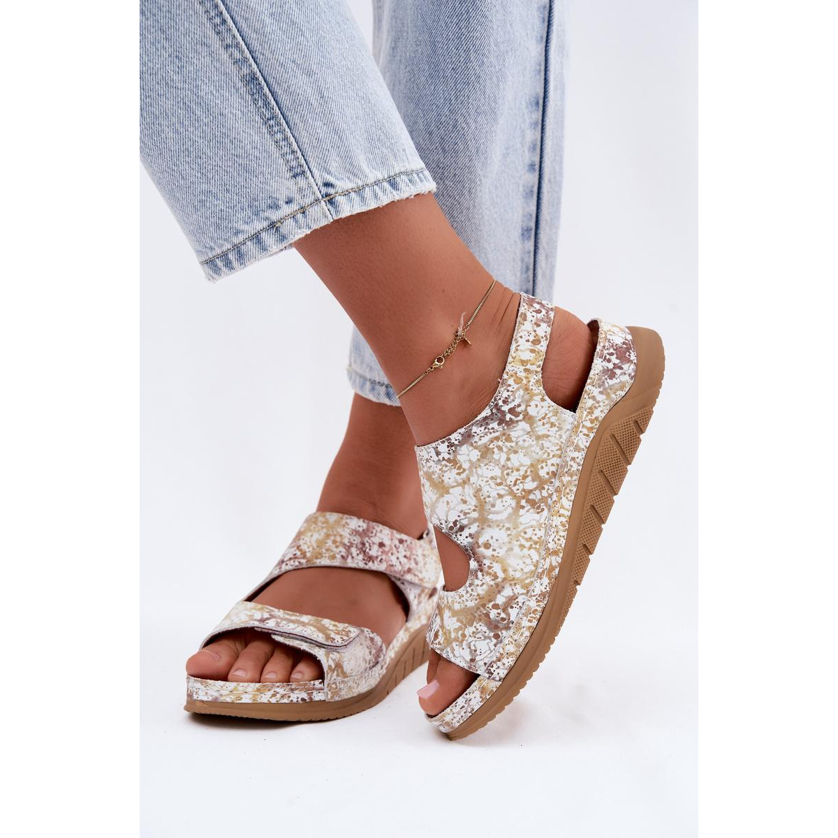 Kožené dámske platformové sandále s Velcro Maciejka L4495-32 Bielo-Zlaté - Biela || Zlatá