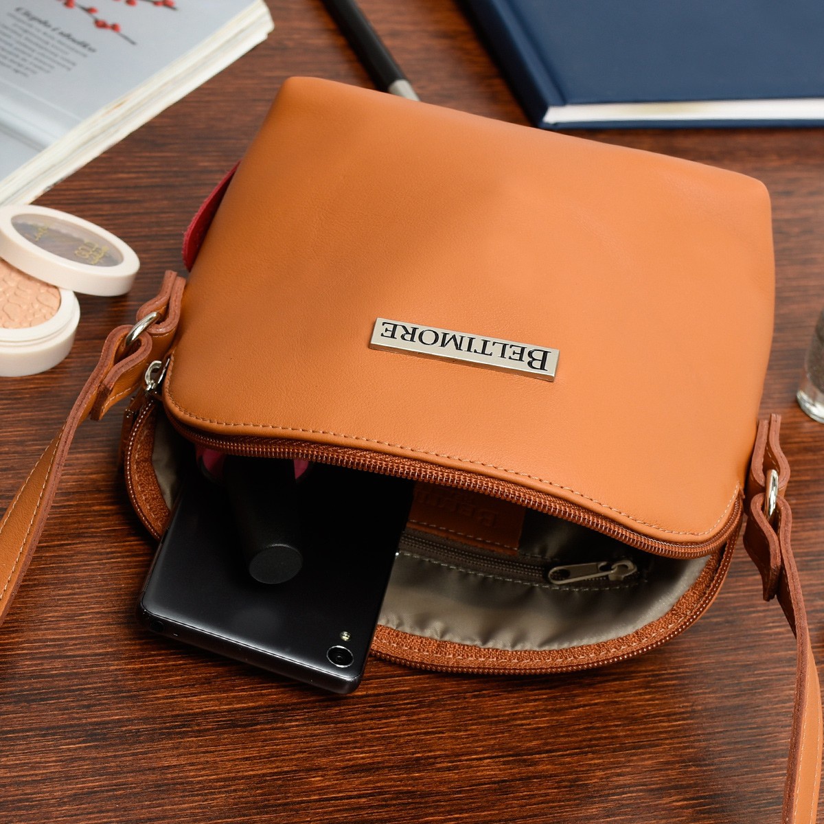 Malá kožená crossbody camel
