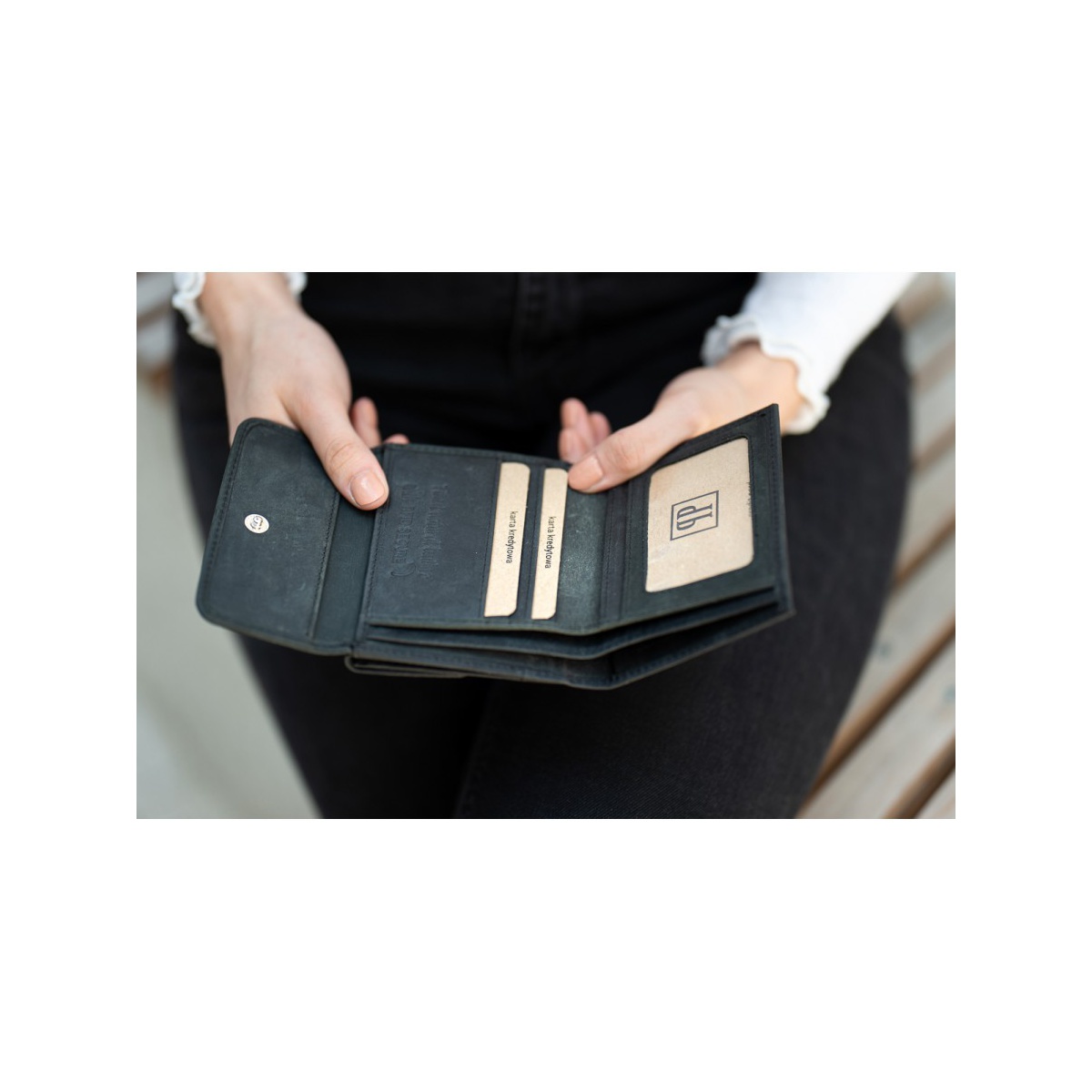 Kožená malá dámska čierna peňaženka PP