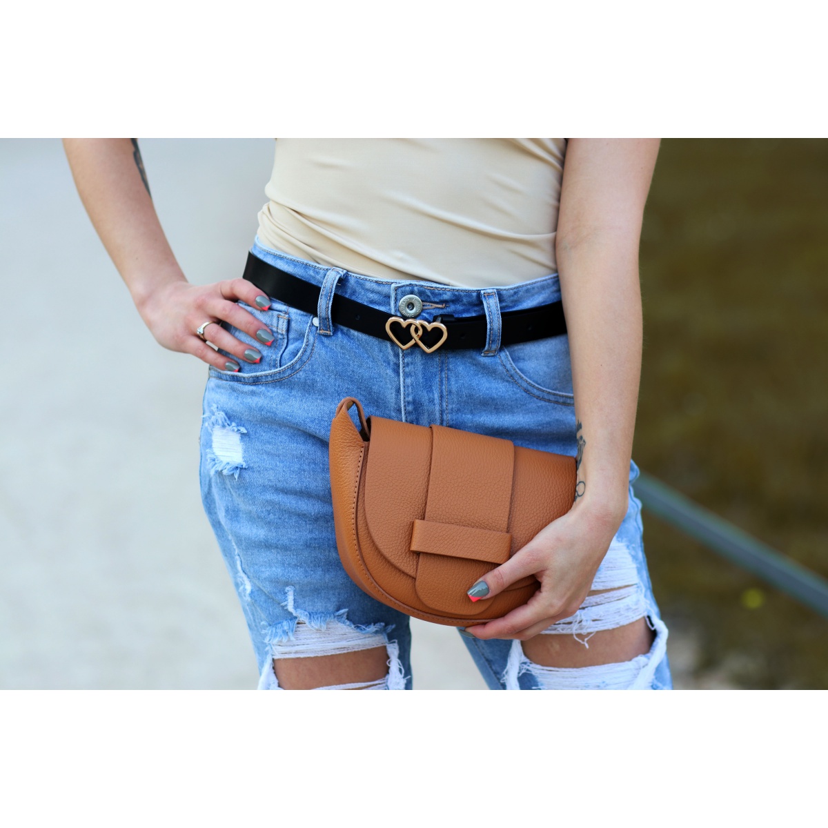 Dámsky kožený opasok so zlatou srdiečkovou prackou