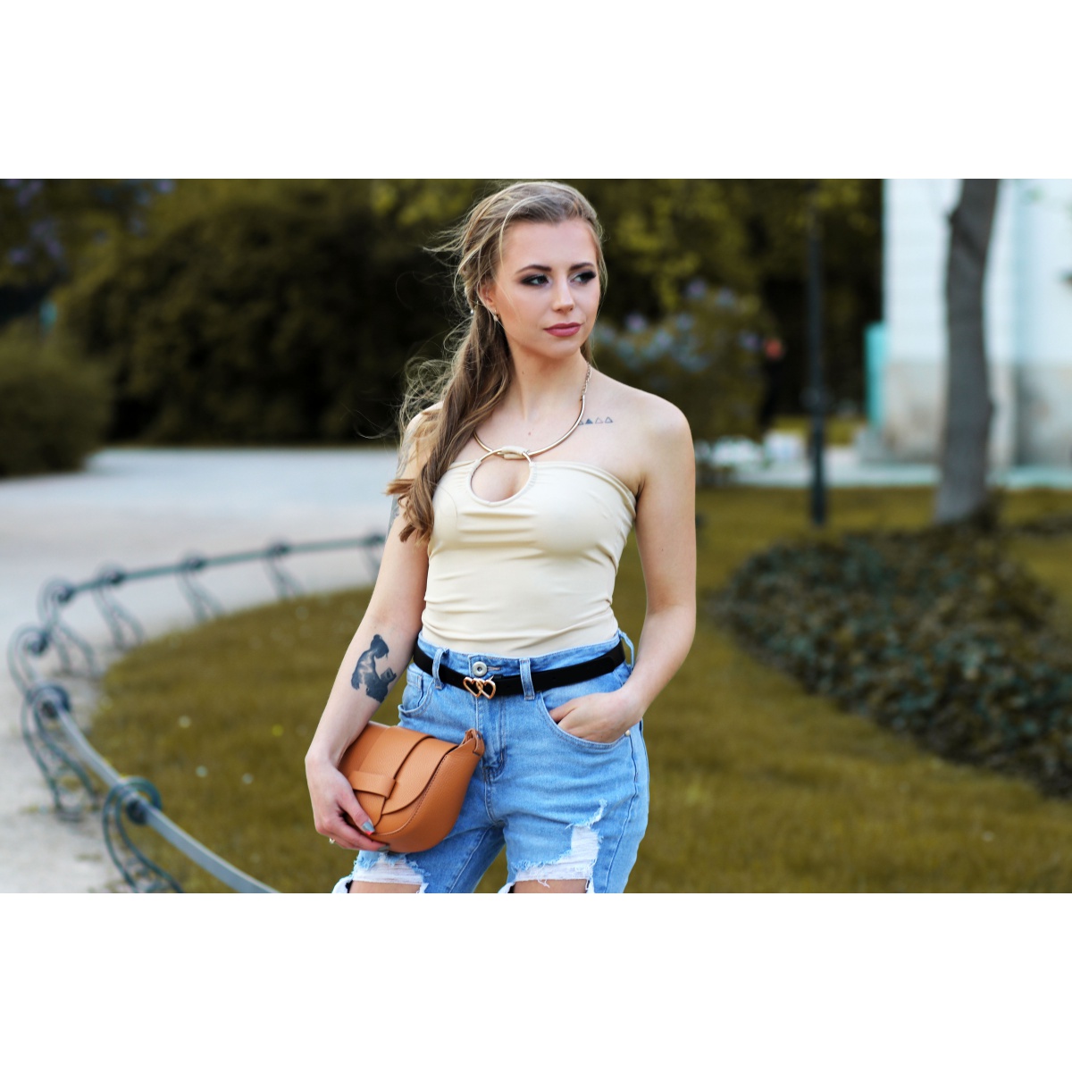 Dámsky kožený opasok so zlatou srdiečkovou prackou