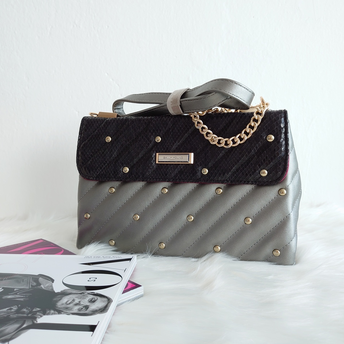 Strieborná dámska kabelka so zlatou rúčkou