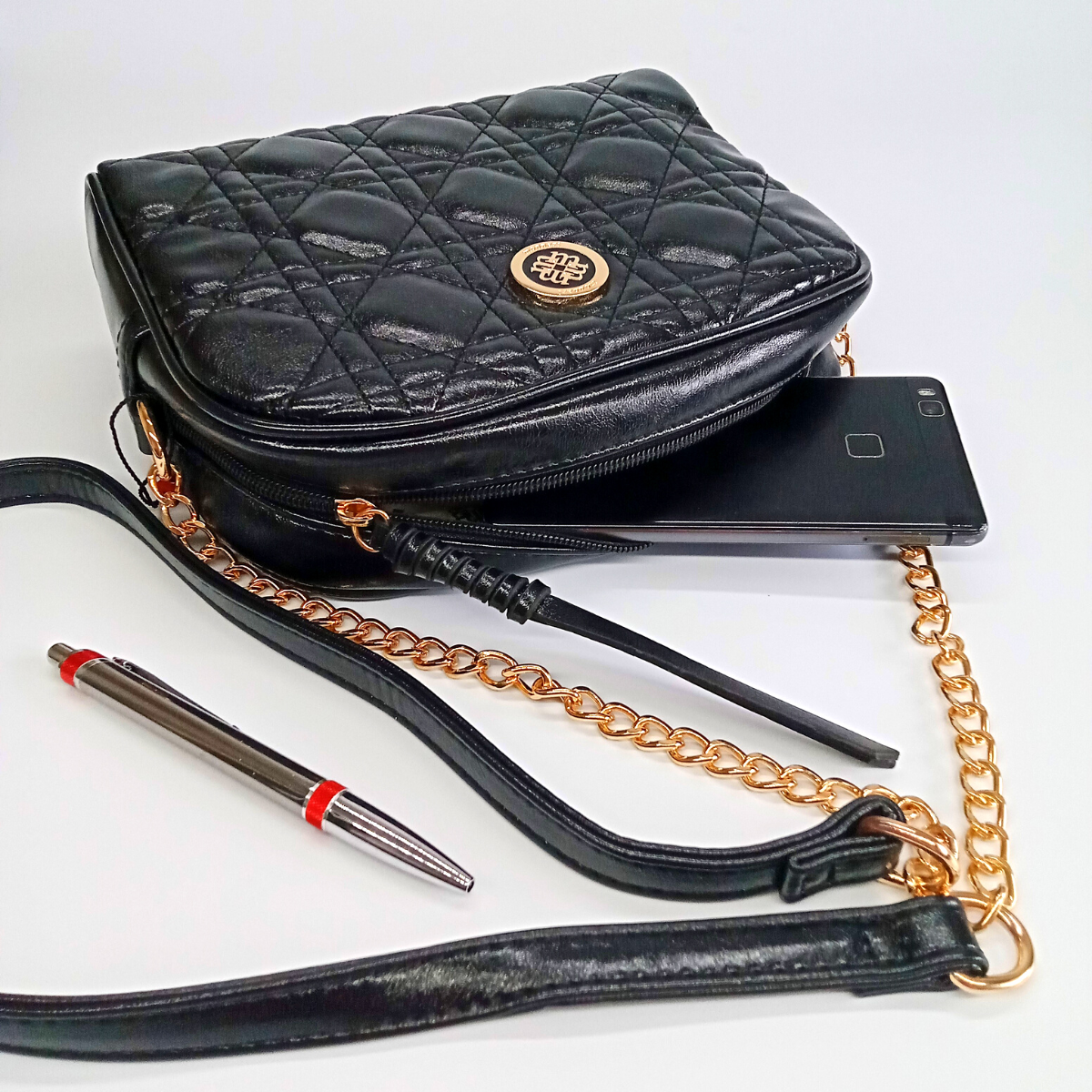 Dámska čierna lesklá prešívaná crossbody kabelka Monnari