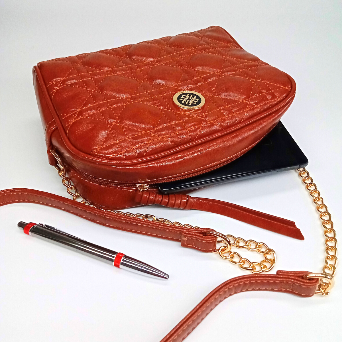 Dámska hnedá lesklá prešívaná crossbody kabelka Monnari