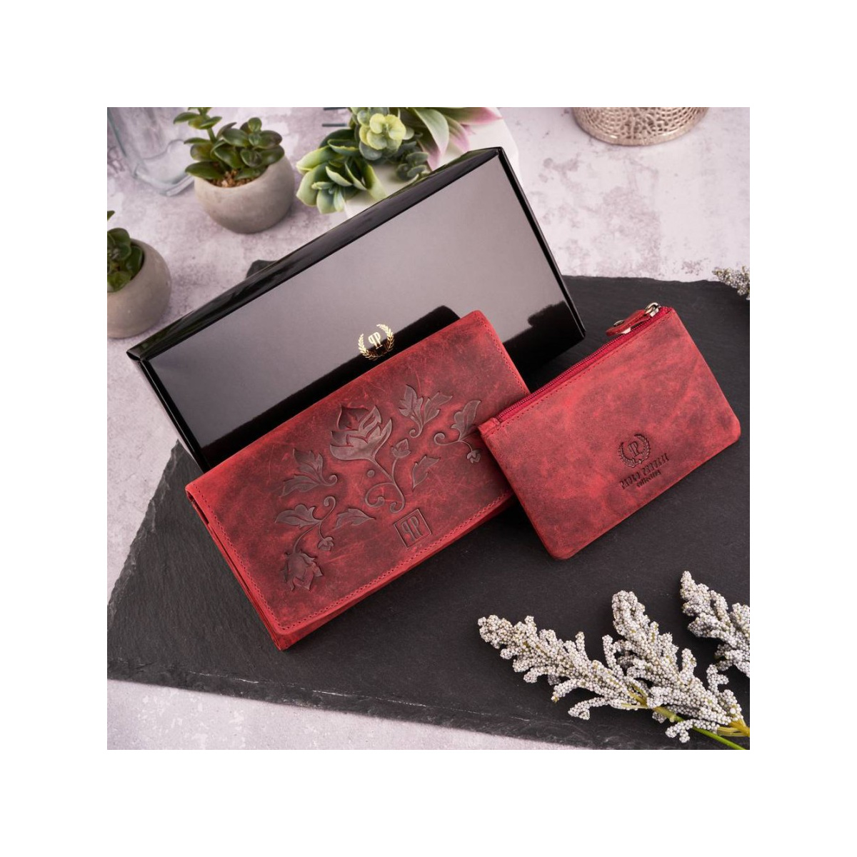Sada dámska červená vintage kožená peňaženka s kvetinovým motívom a kožené červené vintage puzdro na kľúče Paolo Peruzzi