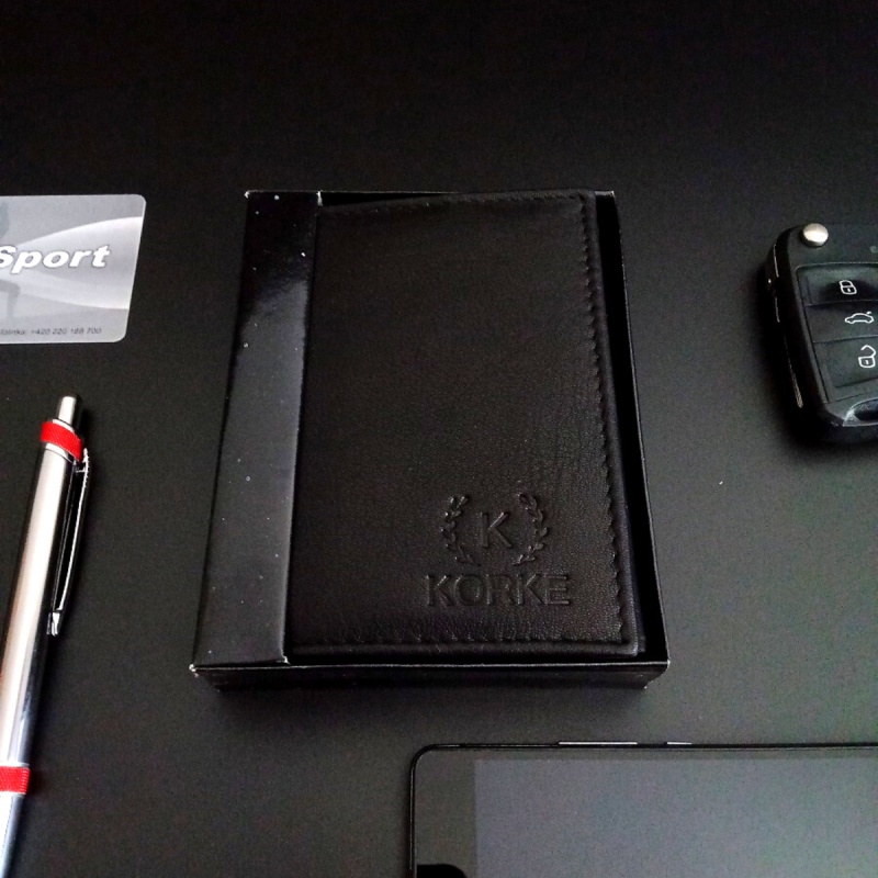 ČIERNA KOŽENÁ PEŇAŽENKA KORKE - BL01