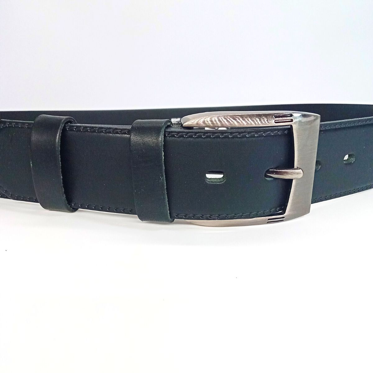 Čierny kožený pánsky opasok