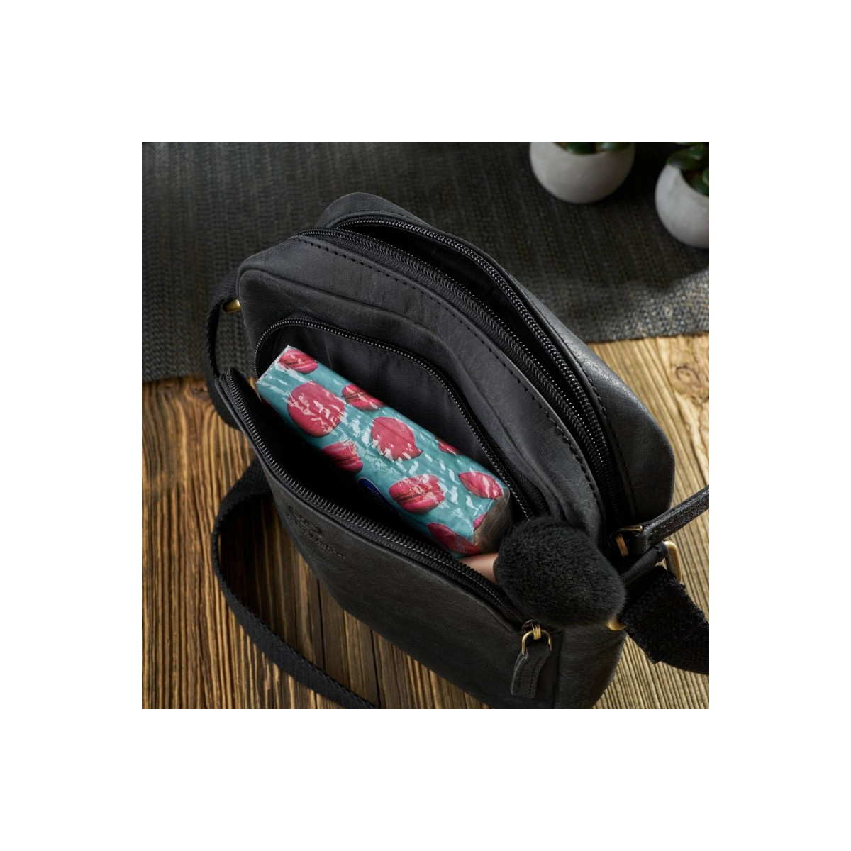 Kožená dámska čierna vintage crossbody kabelka Paolo Peruzzi "MARINA"