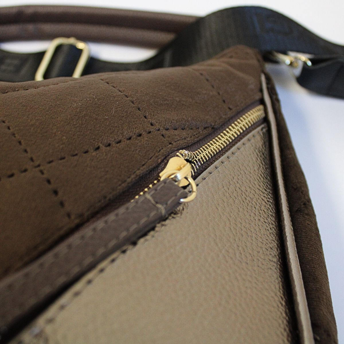 Dámska hnedá kabelka na rameno AMORA