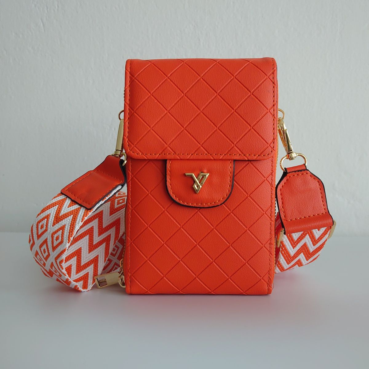 Dámska oranžová crossbody kabelka na mobil., cez telo