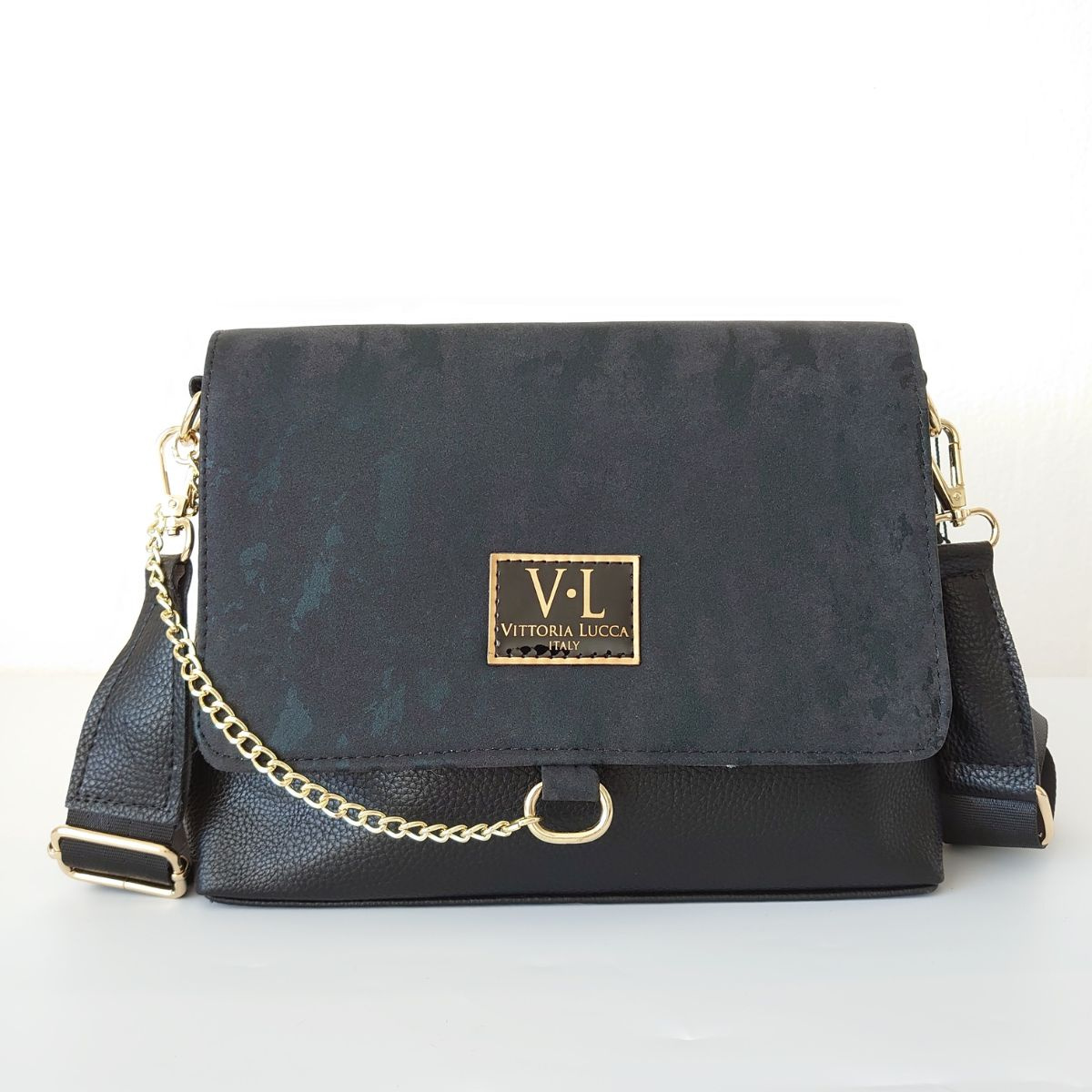 Dámska čierna crossbody kabelka so zlatou retiazkou. Cez telo, cez plece, na rameno.