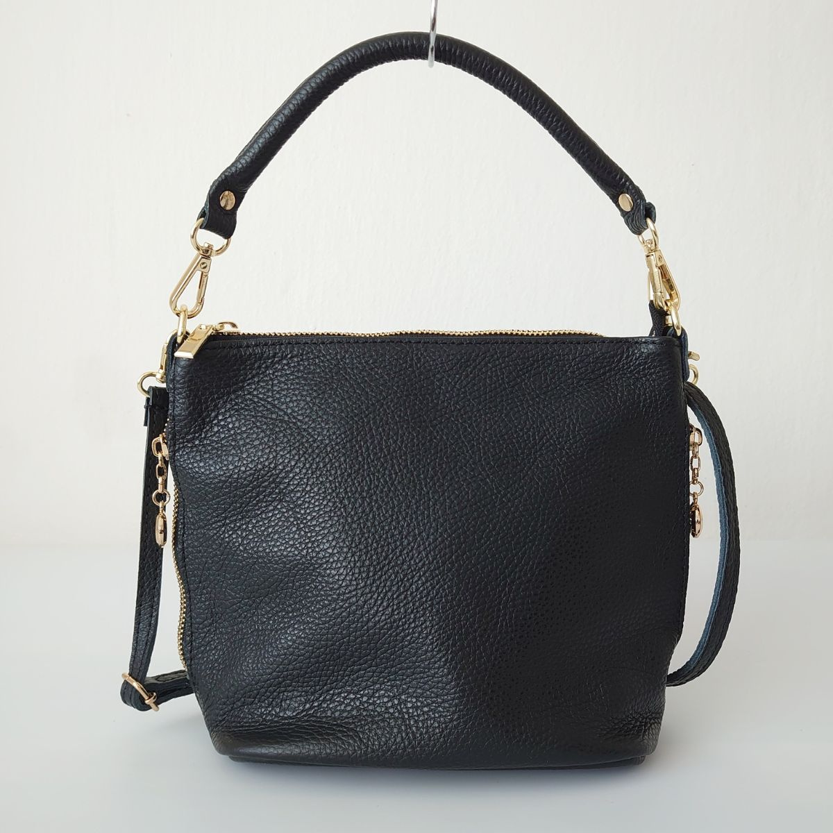 Dámska kožená čierna kabelka na zips. Do ruky, cez plece, na rameno, cez telo, crossbody.