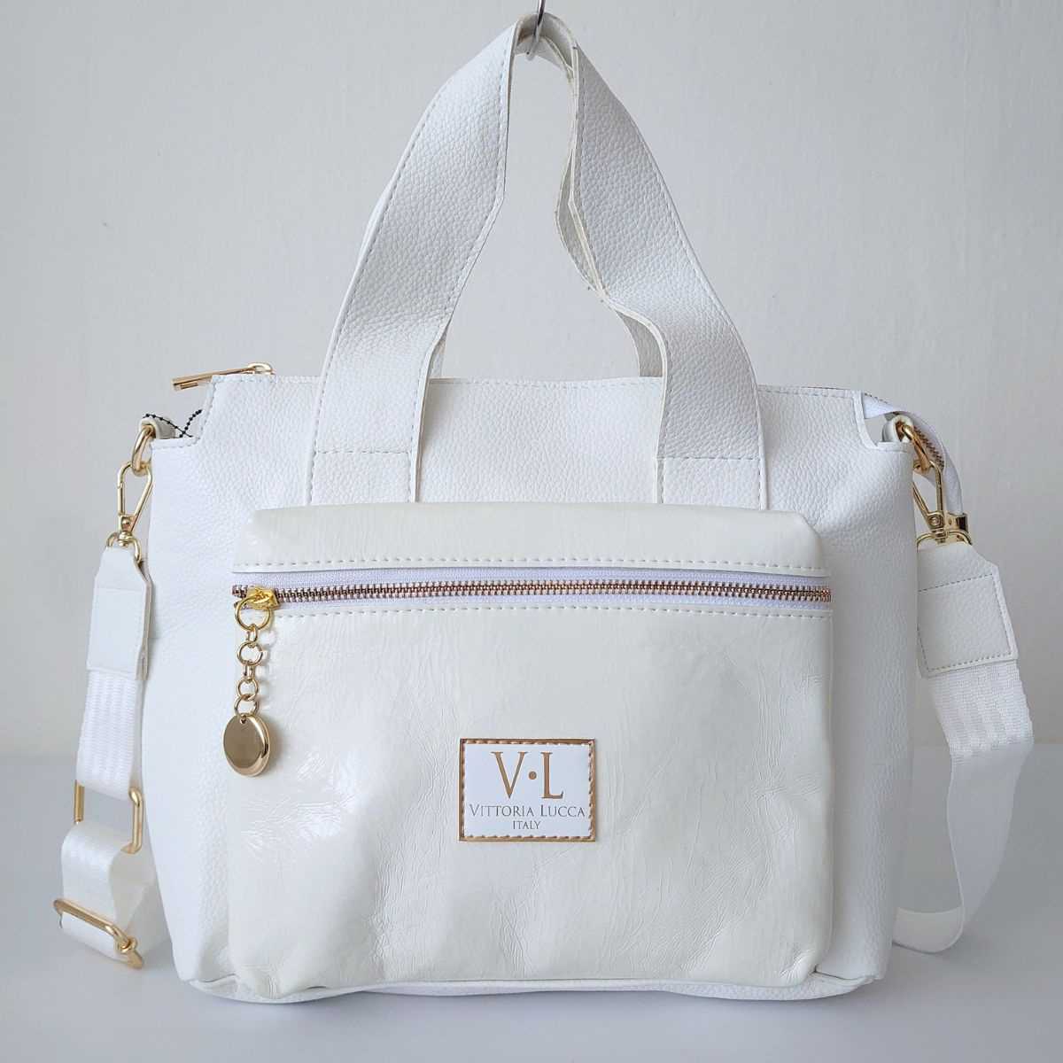 Dámska biela kabelka do ruky so zapínaním na zips. Cez telo, crossbody, cez plece.