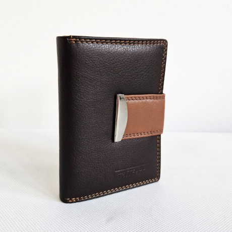 Dámska kožená hnedá peňaženka so zapínaním na patent (kovový cvok) a zips