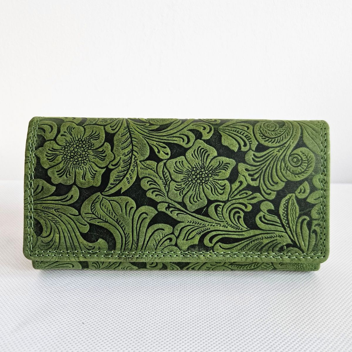 Dámska kožená veľká zelená peňaženka na patent, s kvetinovým, rastlinným motívom