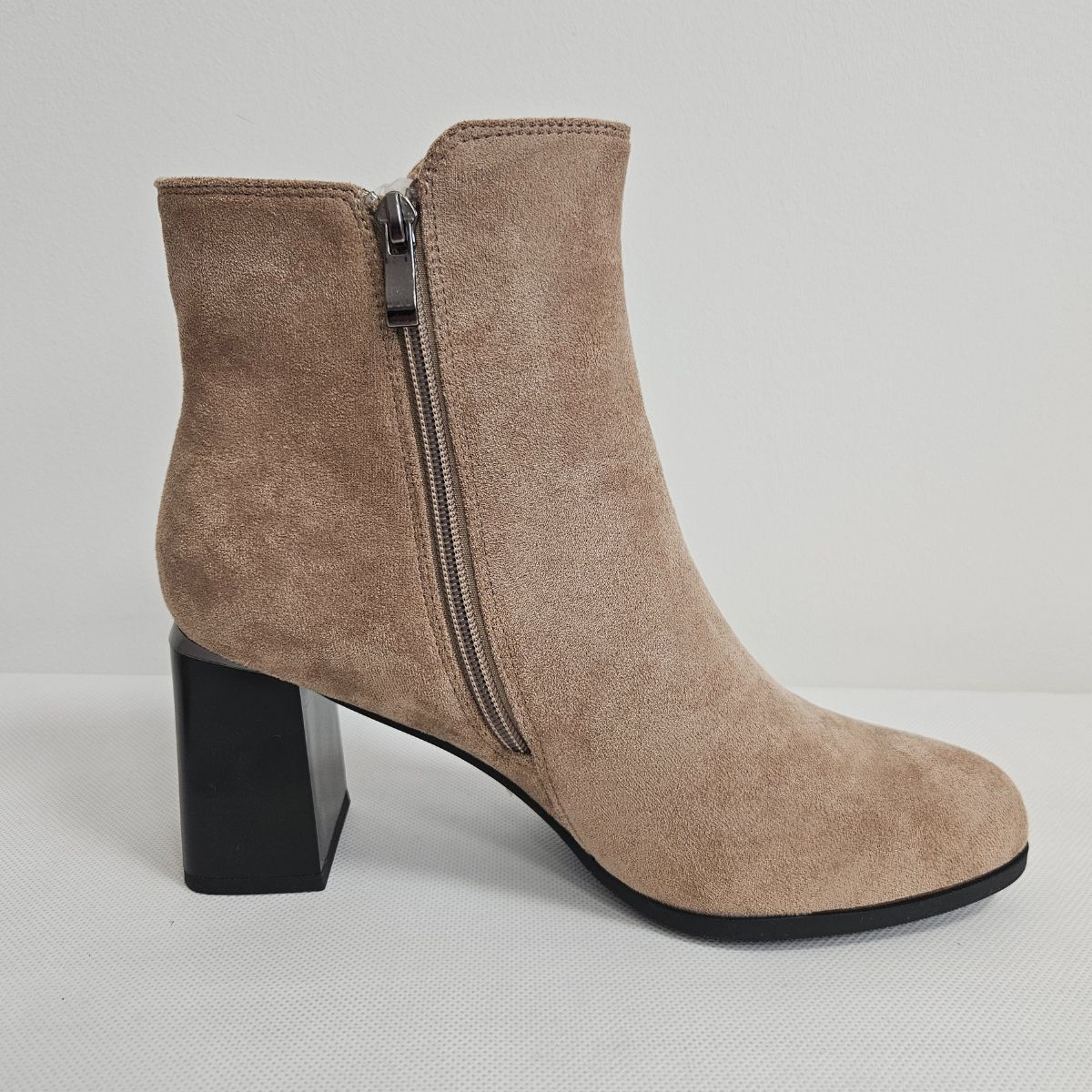 Béžové dámske čižmy na opätku KATTY