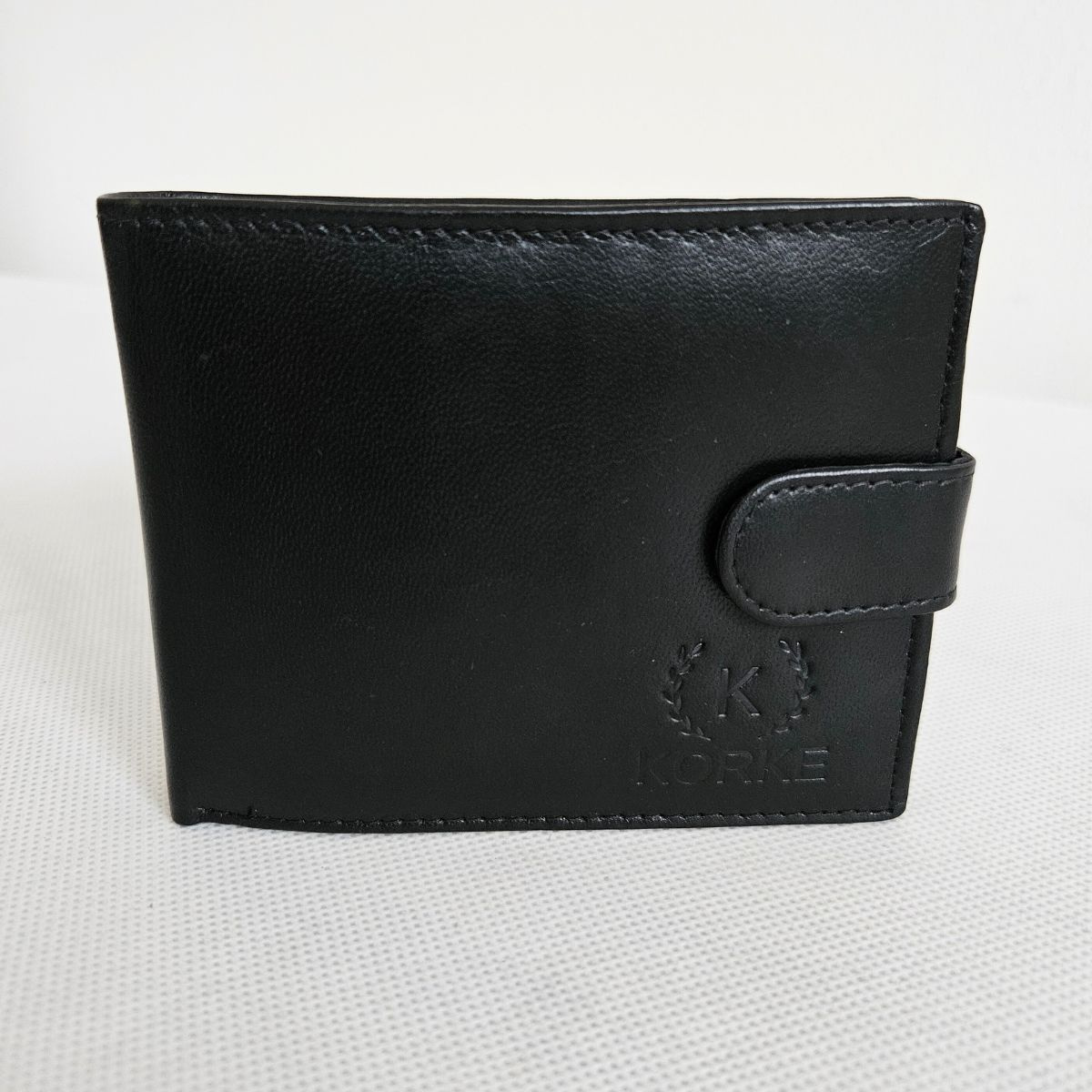 pánska kožená čierna peňaženka so zapínaním.