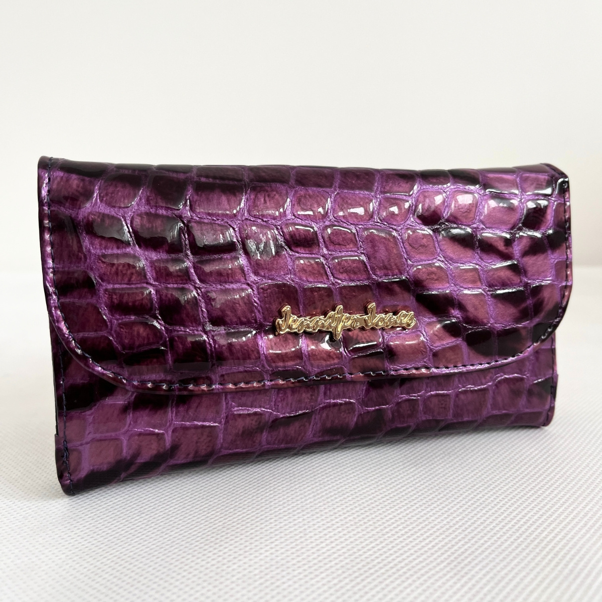 Dámska kožená fialová lakovaná peňaženka so štruktúrou hadej kože