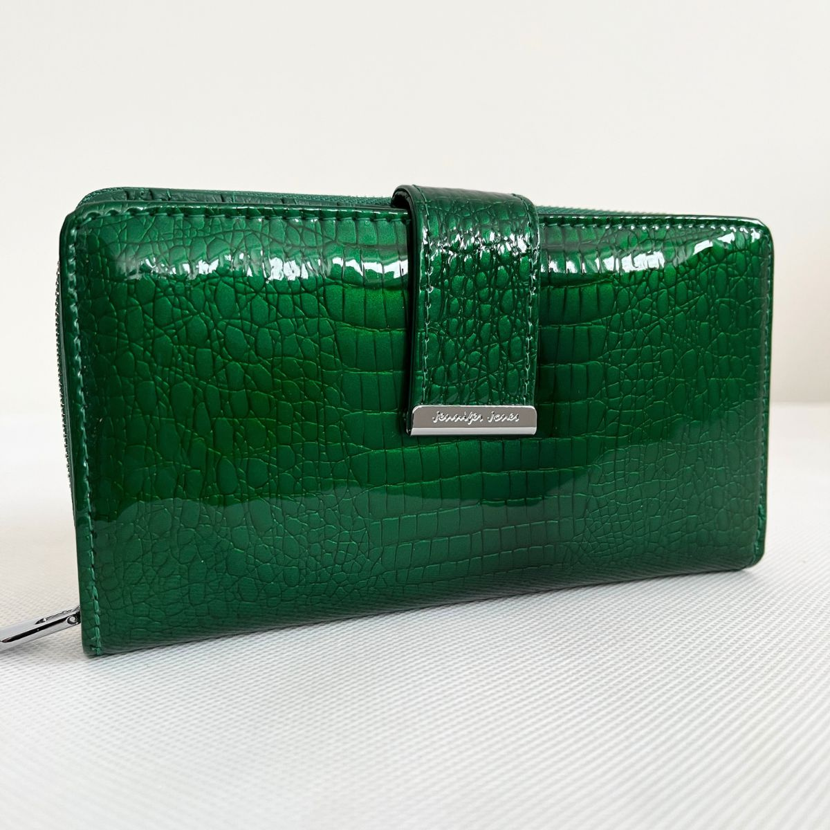 Dámska kožená zelená lakovaná peňaženka so štruktúrou hadej kože