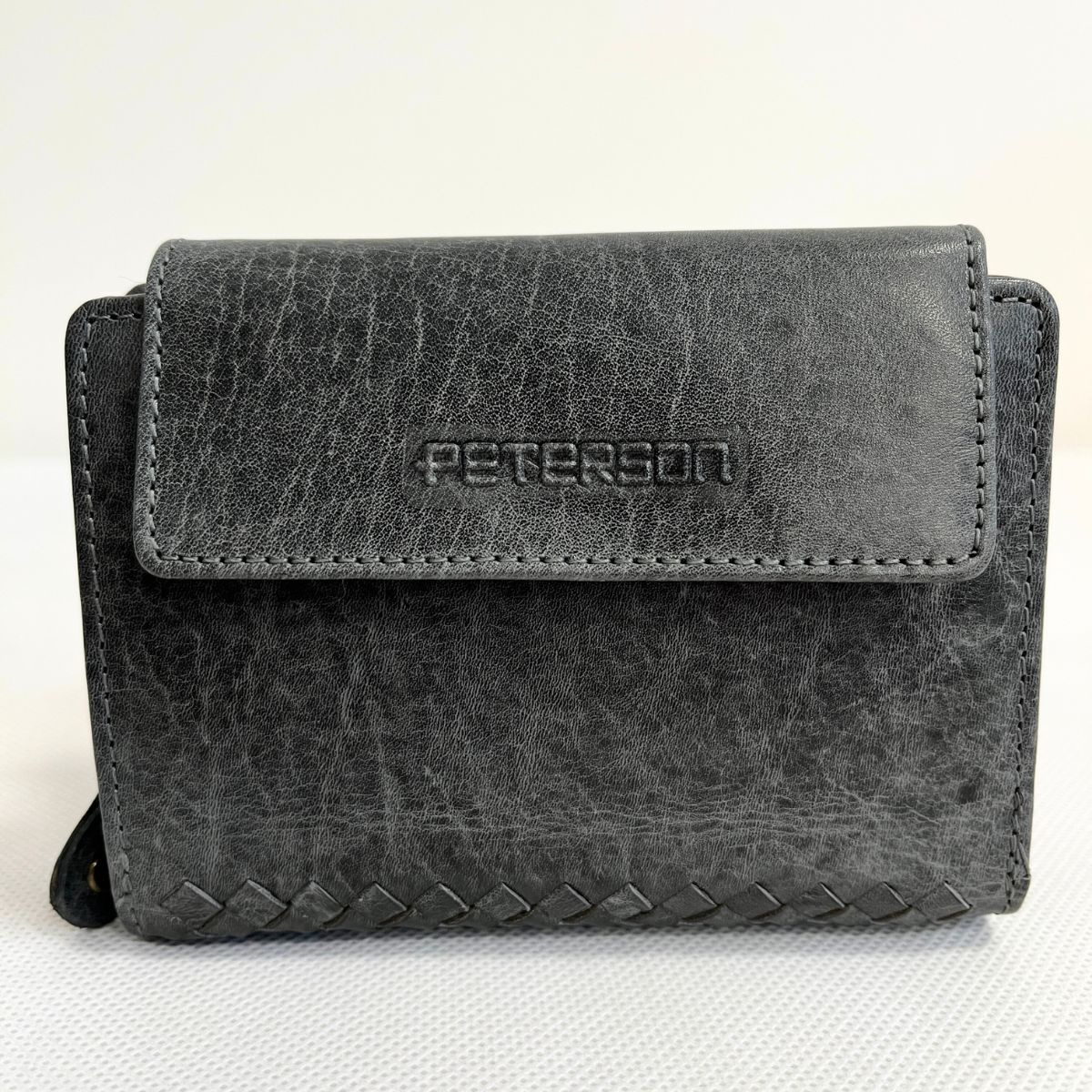 Dámska kožená sivočierna peňaženka s pleteným zdobením