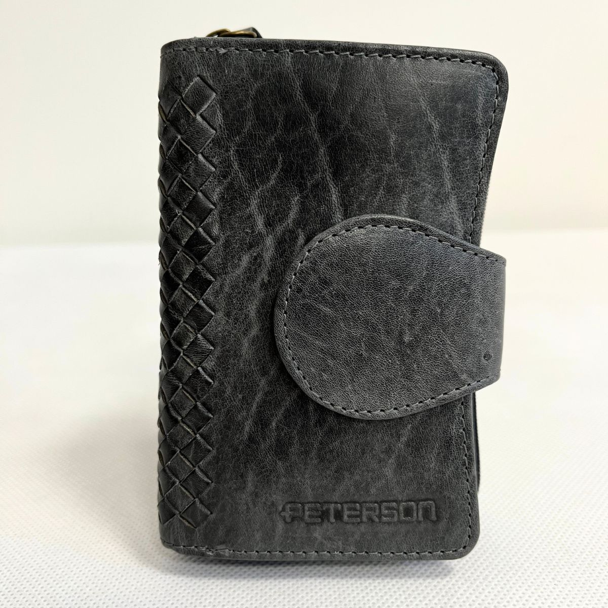 Kožená dámska sivočierna peňaženka s pleteným zdobením