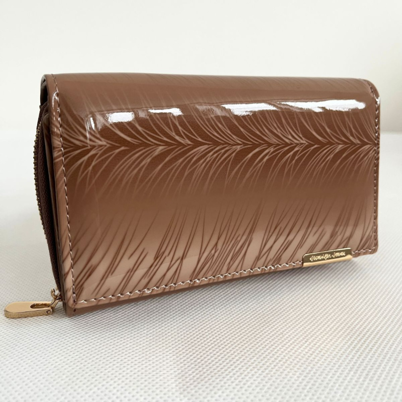 Dámska kožená béžová lakovaná peňaženka so vzormi pierok