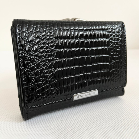 Dámska kožená čierna lakovaná peňaženka so štruktúrou hadej kože