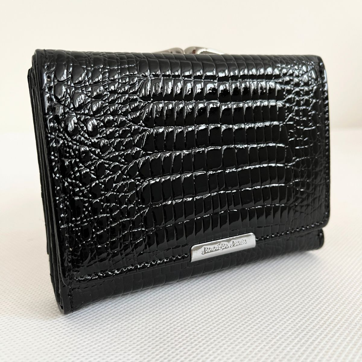 Dámska kožená čierna lakovaná peňaženka so štruktúrou hadej kože