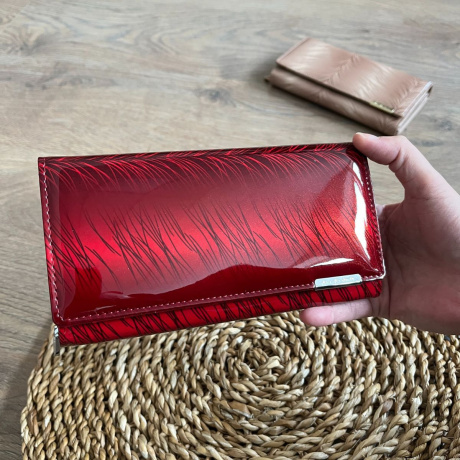 Veľká lakovaná dámska kožená peňaženka červená so vzormi pierok