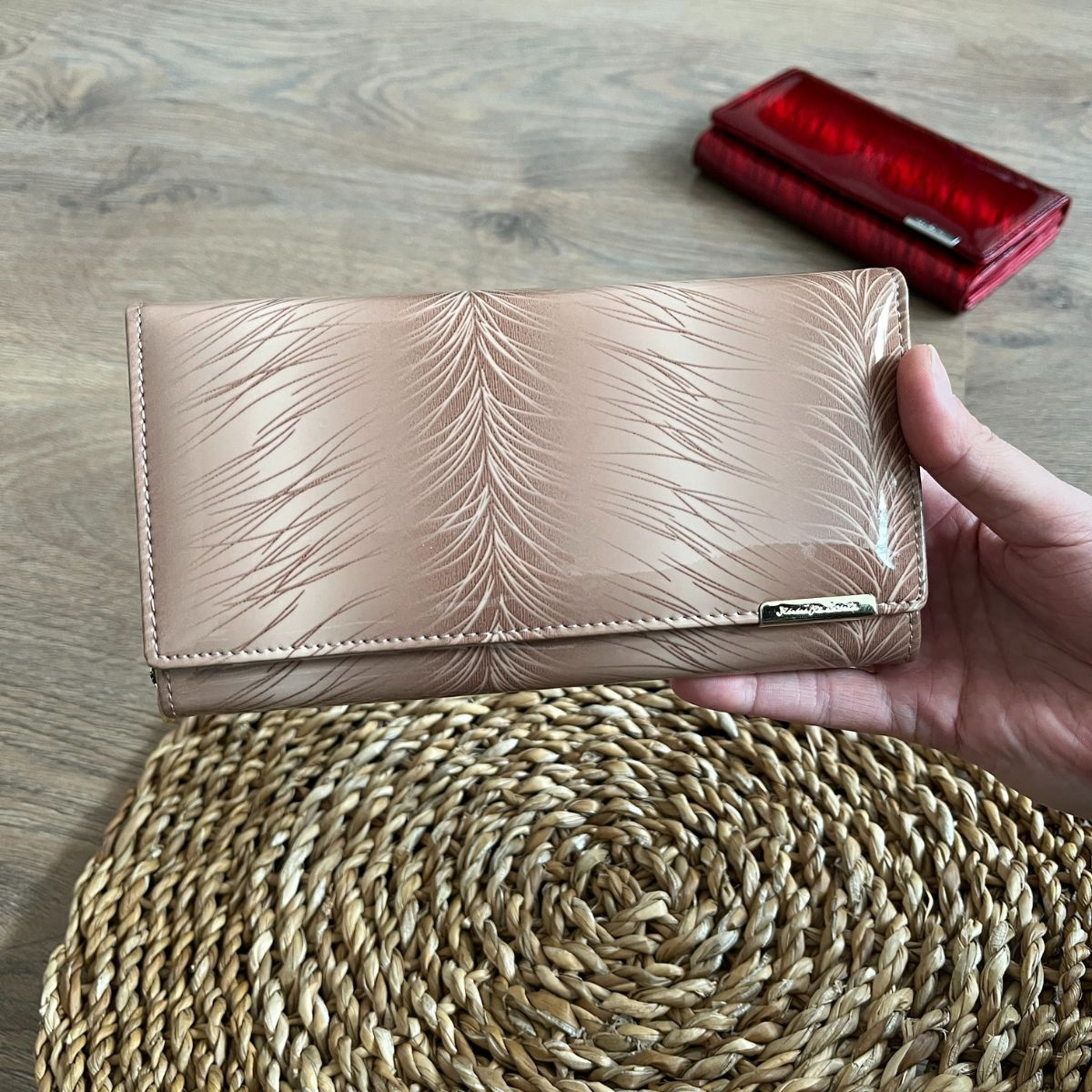 Veľká lakovaná dámska kožená peňaženka béžová so vzormi pierok