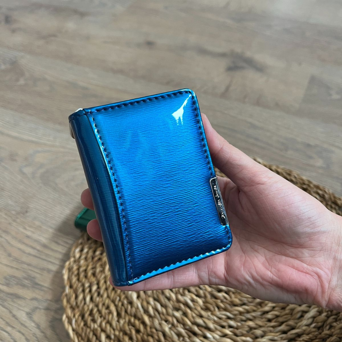 Malá lakovaná dámska kožená peňaženka modrá