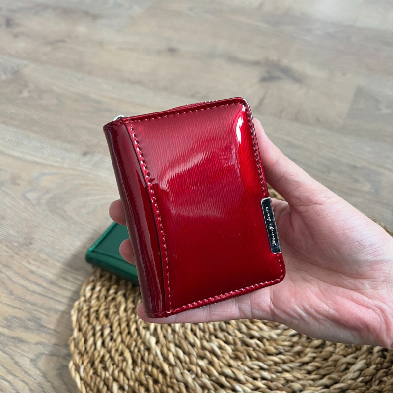 Malá lakovaná dámska kožená peňaženka červená