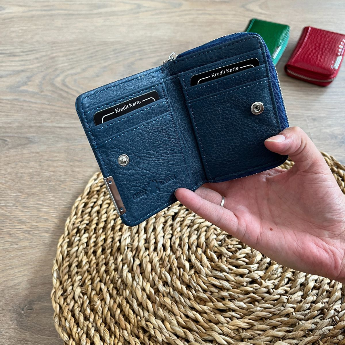 Malá dámska kožená peňaženka modrá DORIS