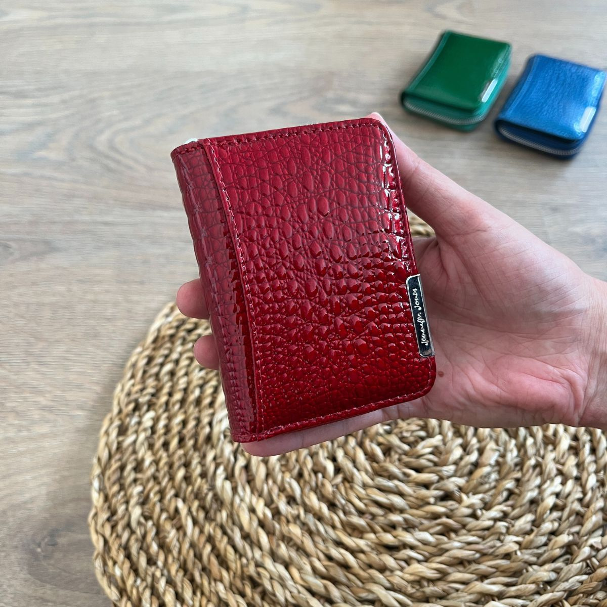 Malá lakovaná dámska kožená peňaženka červená so štruktúrou hadej kože