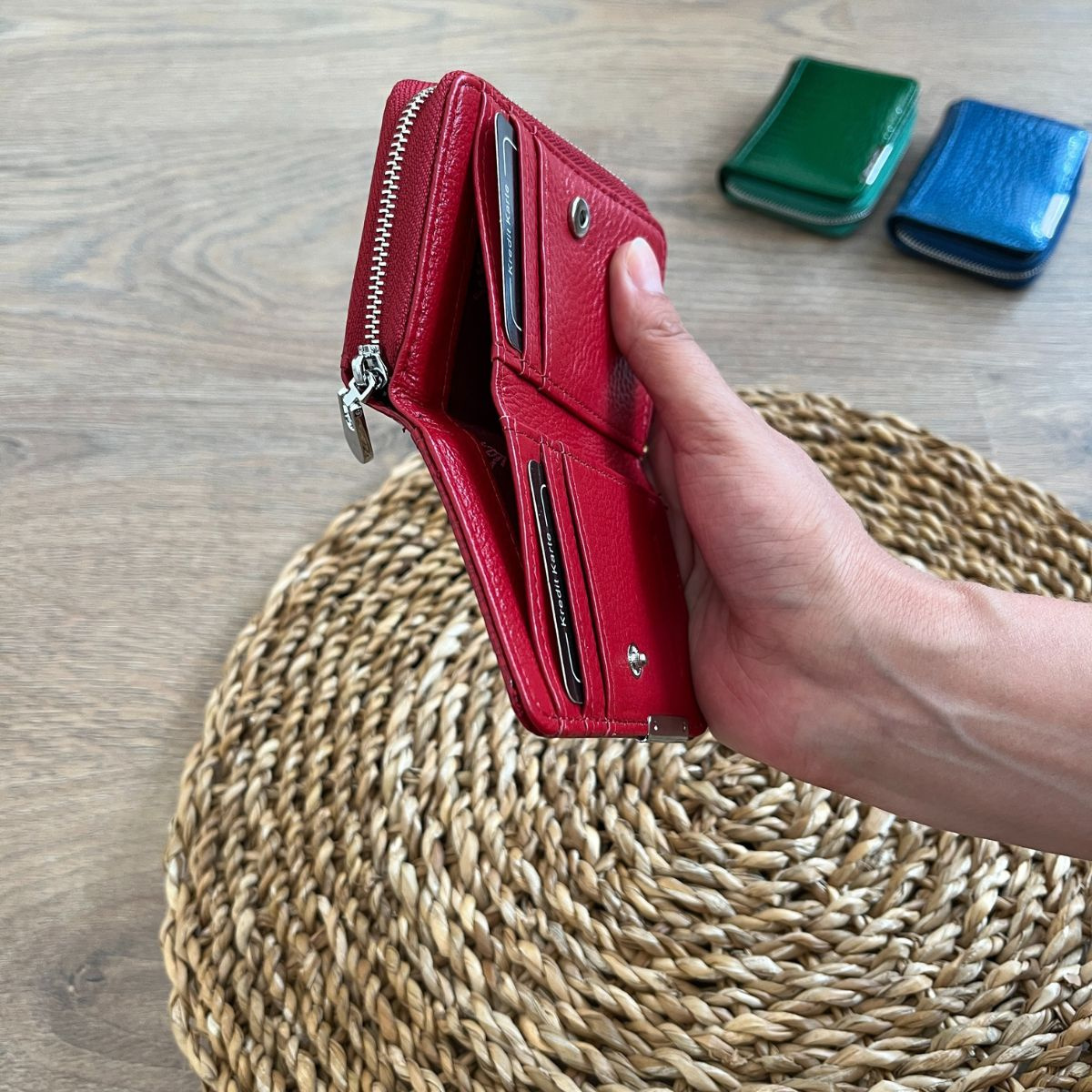 Malá dámska kožená peňaženka červená DORIS