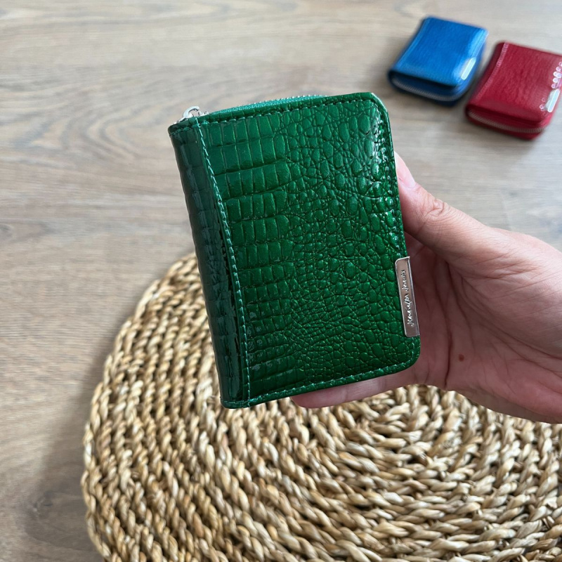 Malá lakovaná dámska kožená peňaženka zelená so štruktúrou hadej kože