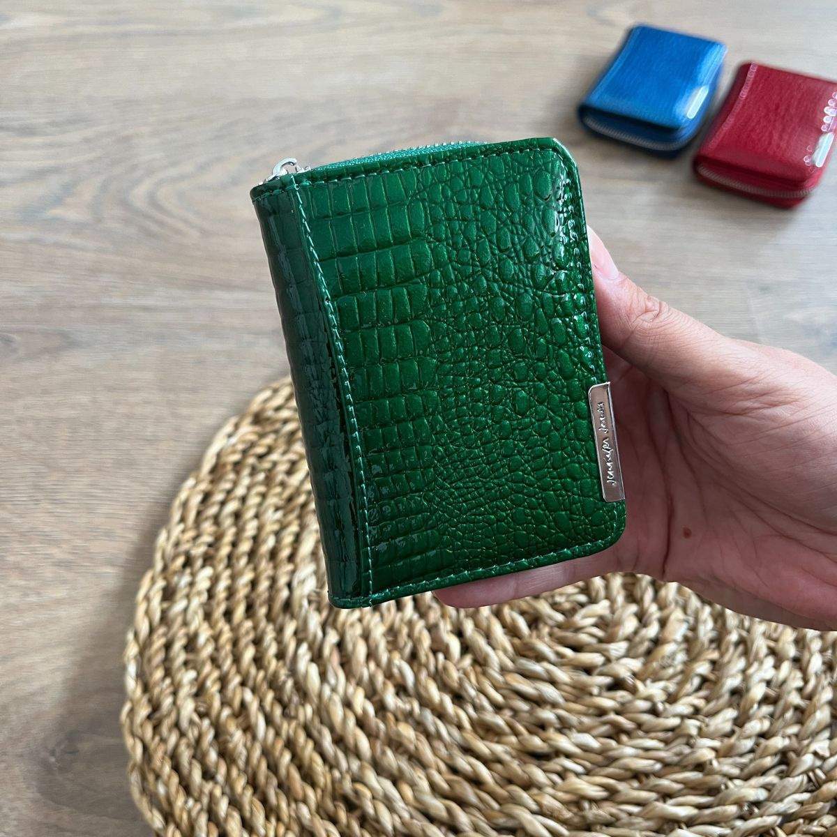 Malá lakovaná dámska kožená peňaženka zelená so štruktúrou hadej kože